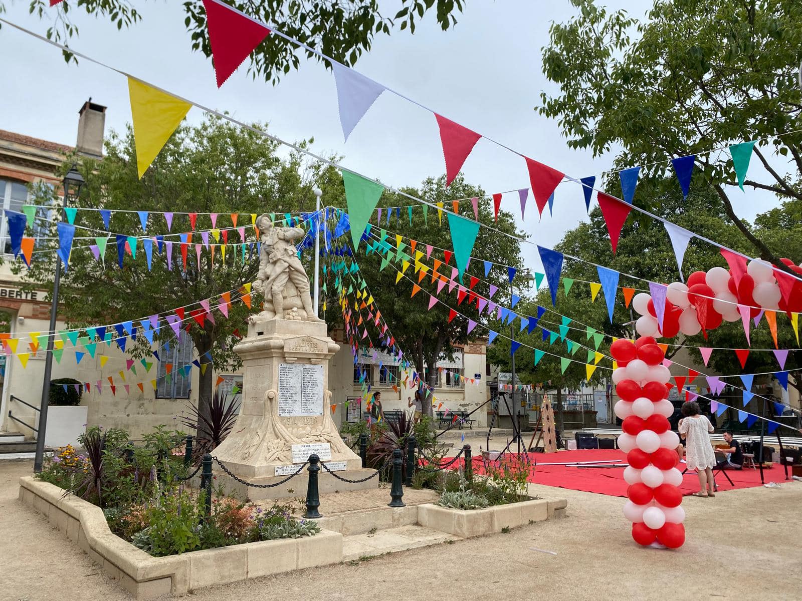 La place du village décorée de fanions et ballons
